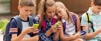 Zakaz telefonów w szkole 2026, co mówią przepisy